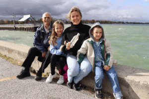 Read more about the article A Little Girl Dropped a Message in a Bottle Into a Lake. Her Daughter’s Classmate Found It 26 Years Later