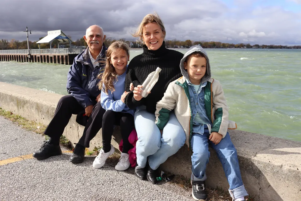 You are currently viewing A Little Girl Dropped a Message in a Bottle Into a Lake. Her Daughter’s Classmate Found It 26 Years Later