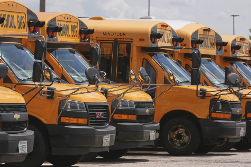 You are currently viewing Moms’ careers and personal time are hit hard by school drop-off demands, a poll finds