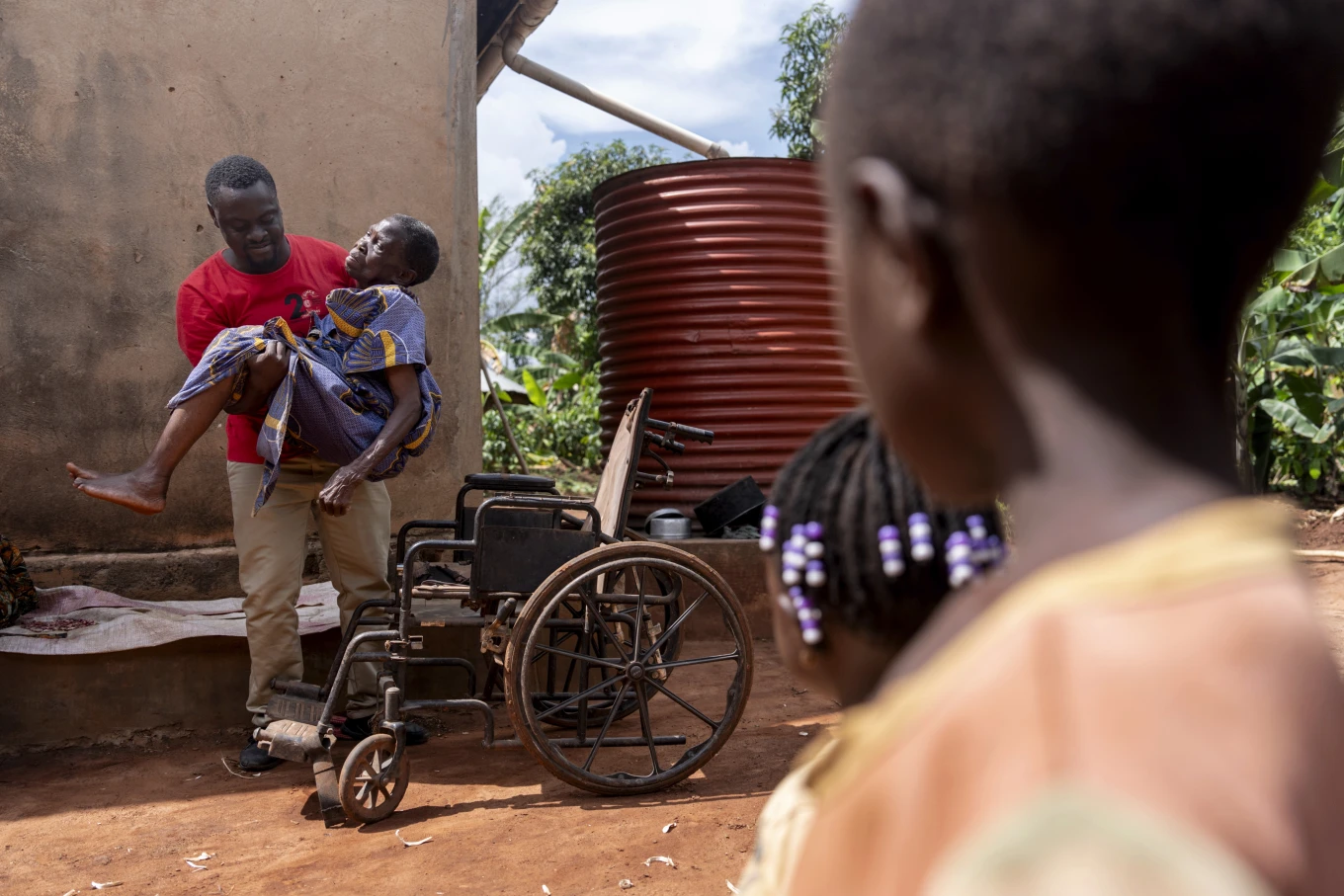 You are currently viewing PHOTO ESSAY: In Uganda, a sprawling generation of children finds its fate entwined with elders
