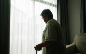 Read more about the article Social Isolation May Shorten Lives among Older People, Men, and Less Educated