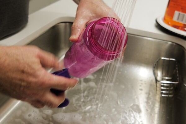 You are currently viewing Yes, you do need to clean your water bottle. Here’s why and how