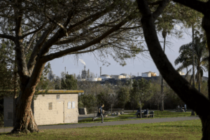 Read more about the article Deaths, illness from air pollution related to gas and oil hit people of color hardest, study finds