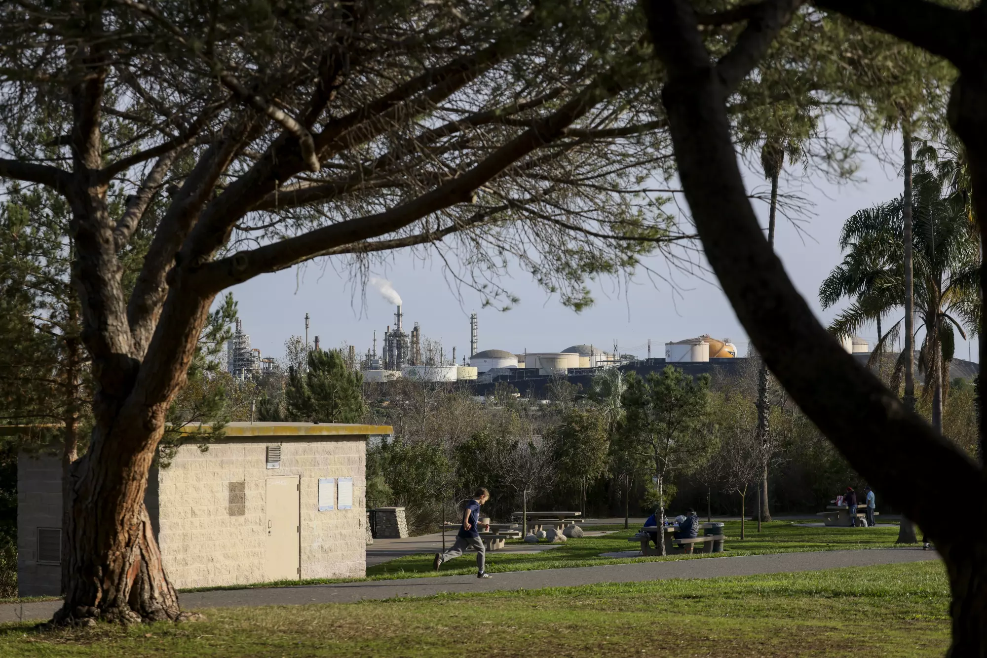 You are currently viewing Deaths, illness from air pollution related to gas and oil hit people of color hardest, study finds