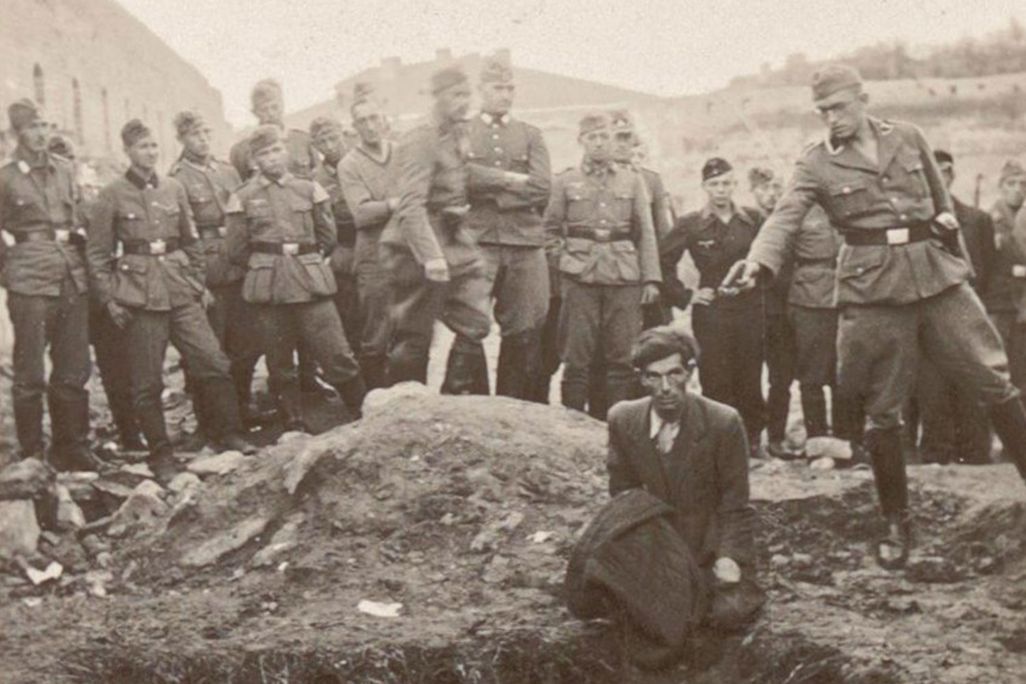 You are currently viewing A Historian Has Finally Uncovered the Identity of the Nazi Gunman in a Haunting Holocaust Photograph