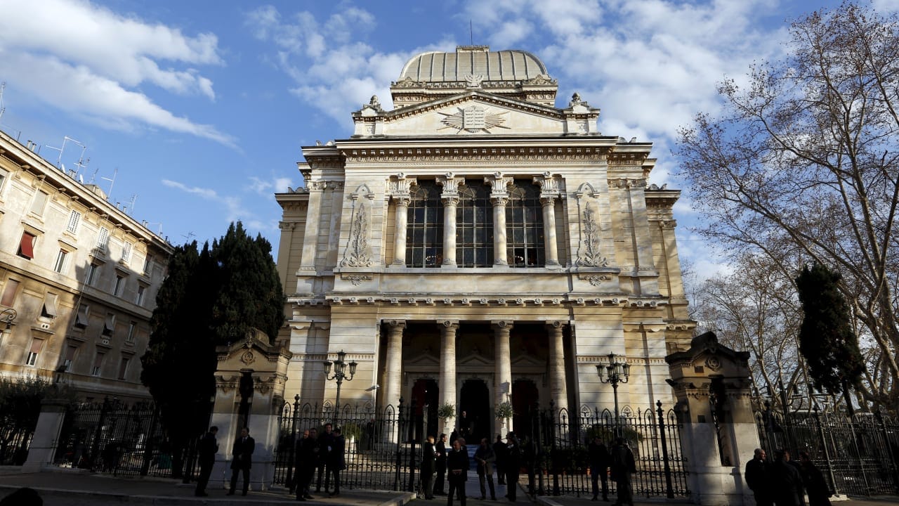 You are currently viewing Rome synagogue and plaque memorializing terror victim vandalized