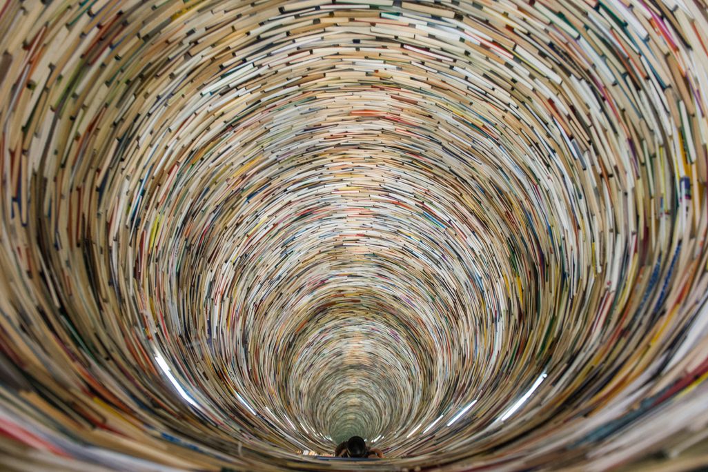 You are currently viewing You Can See a Swirling Sculpture Made of 8,000 Books at a Library in Prague