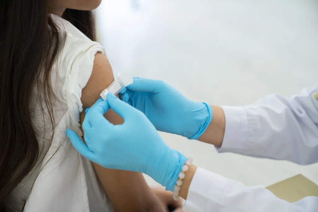 You are currently viewing Positive Thinking Might Boost Your Immune System’s Responses to Vaccines, New Research Suggests