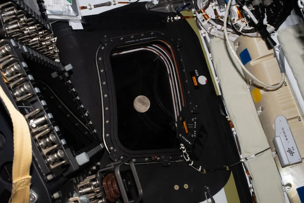 You are currently viewing Artemis II crew completes record-breaking trip around the moon and sees “unreal” solar eclipse