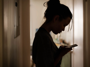 Read more about the article AI Companions May Worsen Loneliness for Vulnerable Users, Stanford Study Finds