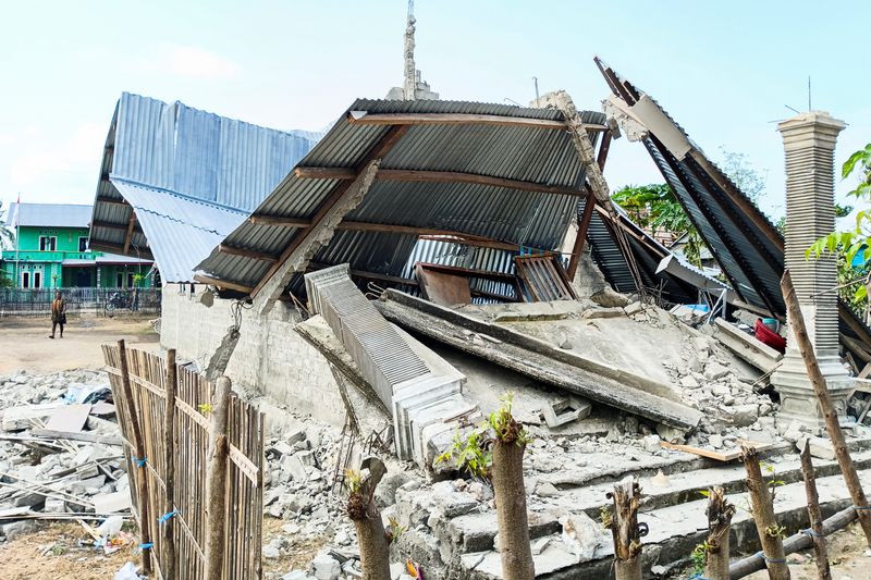 You are currently viewing Indonesia earthquake kills 53 as thousands evacuate