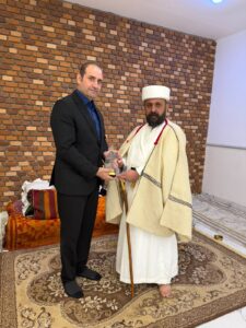 Read more about the article ICMGLT Yezidi Working Group member Haider Elias formally presents the Repairer Leadership Award to Baba Sheikh.
