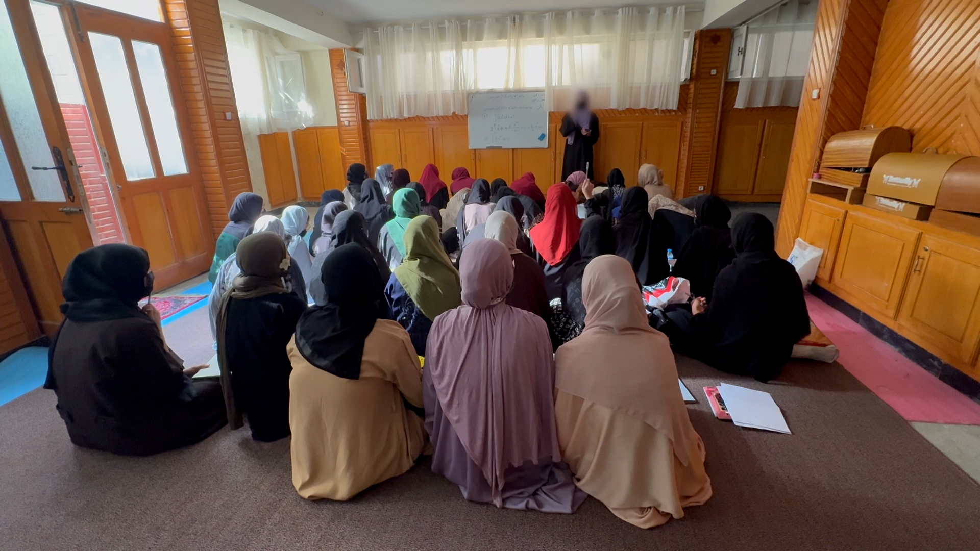 You are currently viewing We visited a secret Afghan girls school. They surprised us with handwritten “letters to the world.”