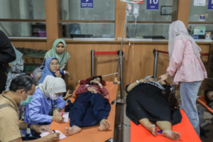 Read more about the article Nearly 2,000 fall ill in suspected food poisoning linked to Indonesia’s free school meals program