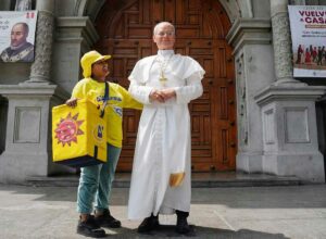 Read more about the article The pope is standing and eating normally after a cancer diagnosis